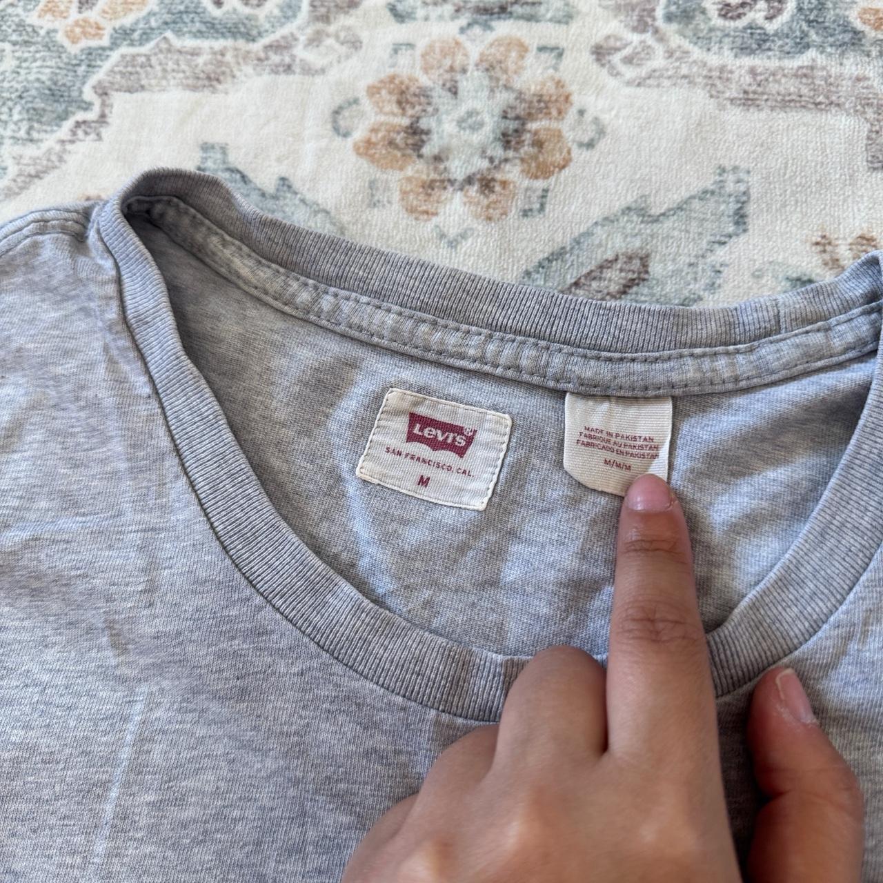 Levi’s Gray T-Shirt Size M