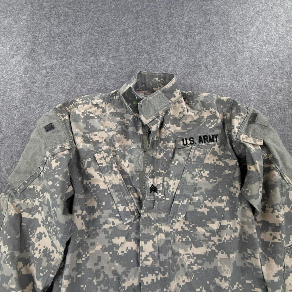 US Army camouflage shirt with 2 chest pockets and 2 sleeve pockets
