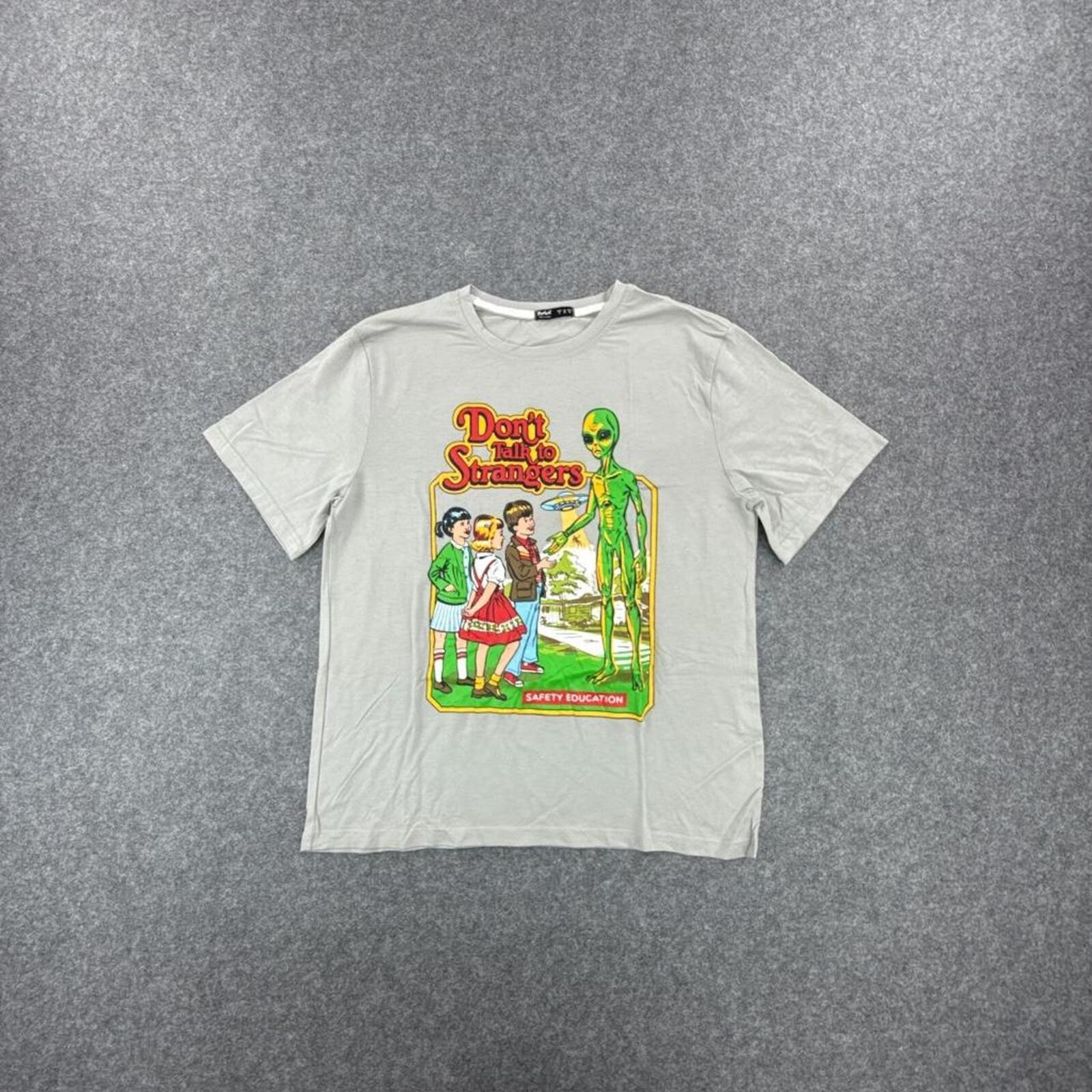 White graphic tee "Don't Smoke Aliens" print #streetwear #skater