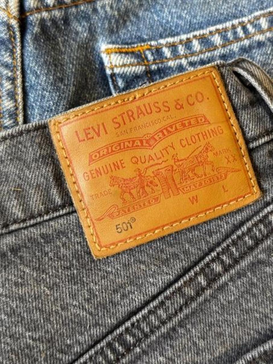 Levi's 501 Women’s Frayed Hem Denim Booty Shorts in Washed Black W24