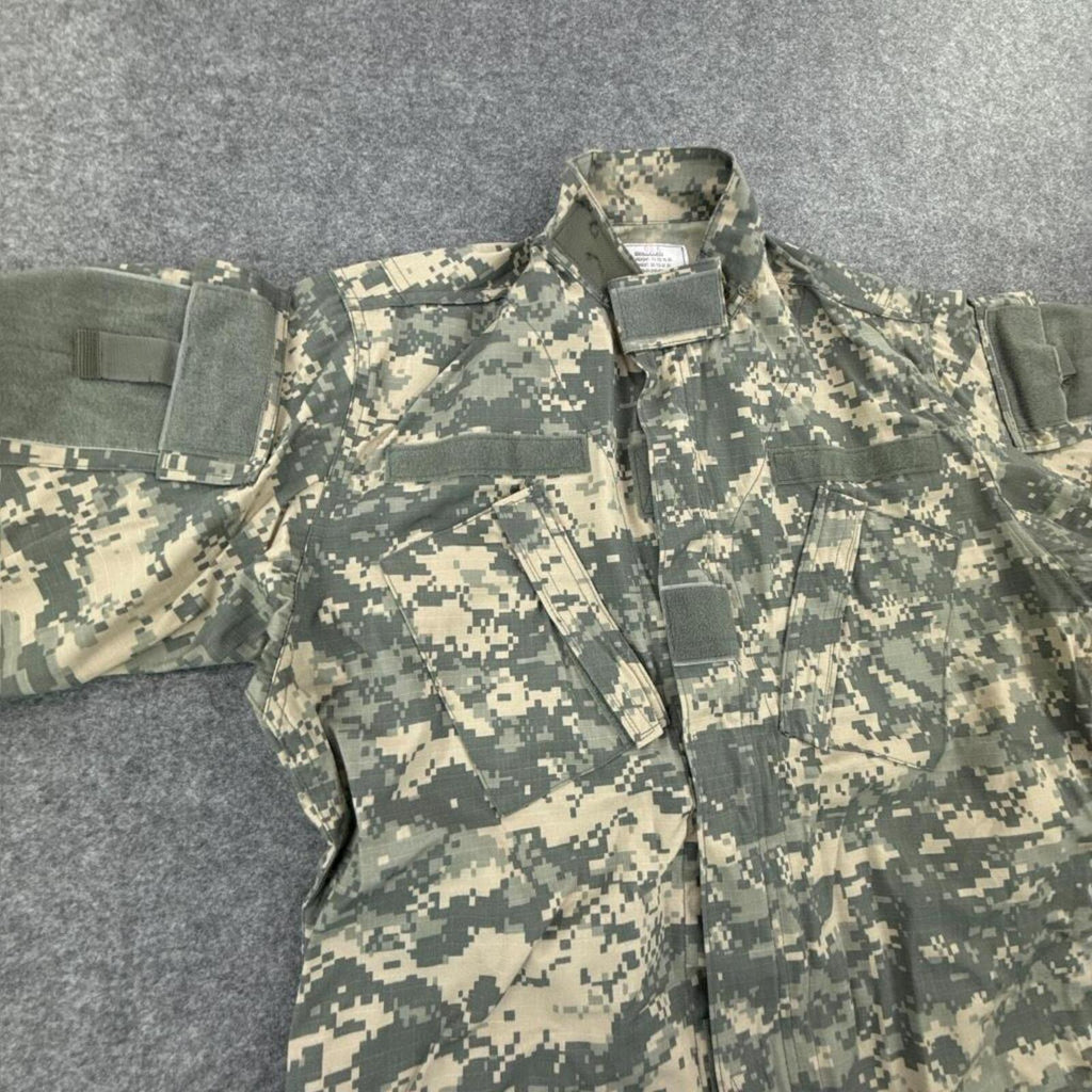 Khaki and green camo jacket with multiple pockets #camouflage