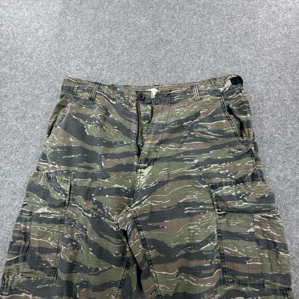 Khaki and green camouflage cargo pants with adjustable waist #techwear