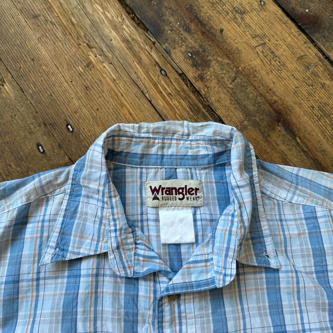 Wrangler Rugged Wear Light Blue and White Plaid Button-up Short-sleeved Shirt