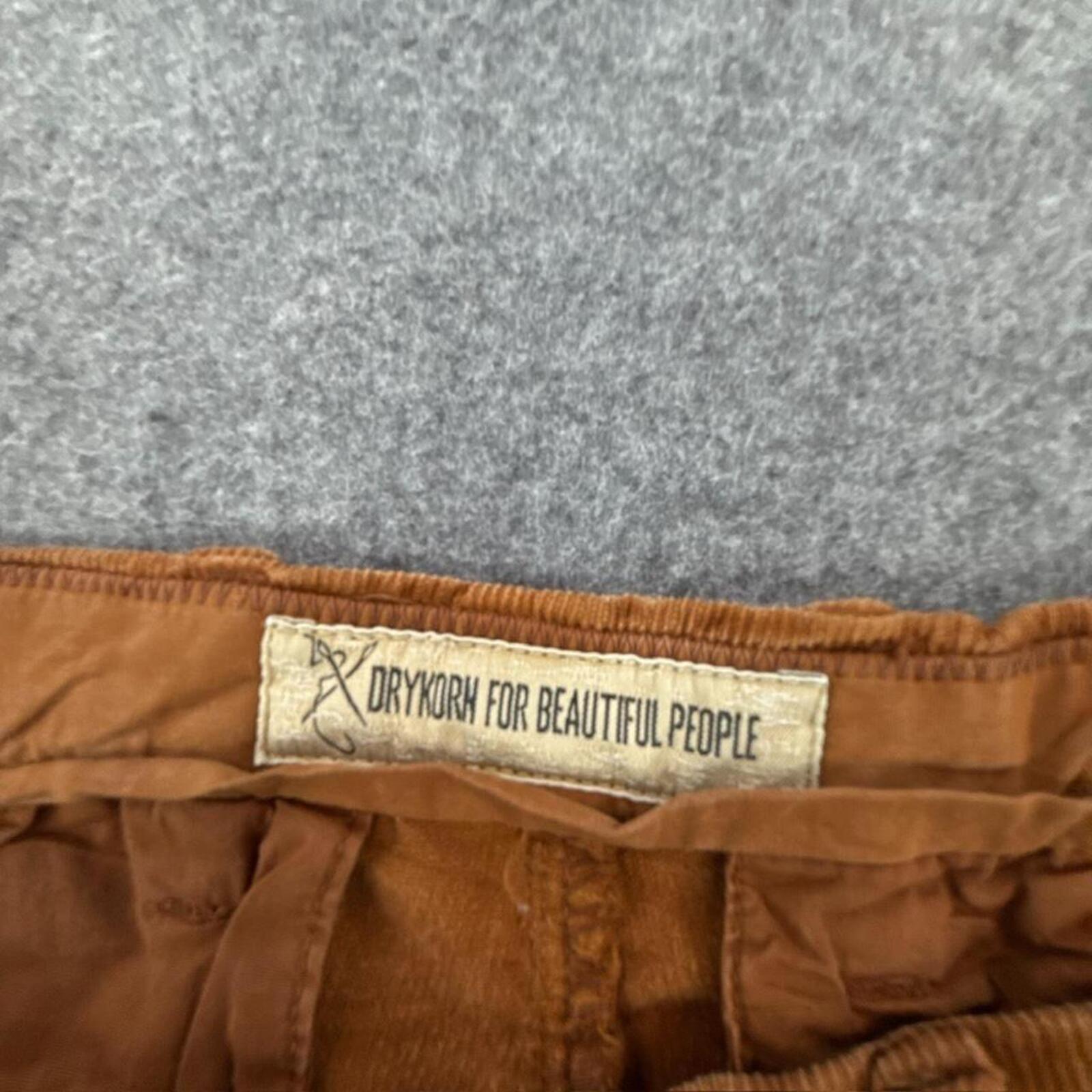Brown corduroy trousers #corduroytrousers