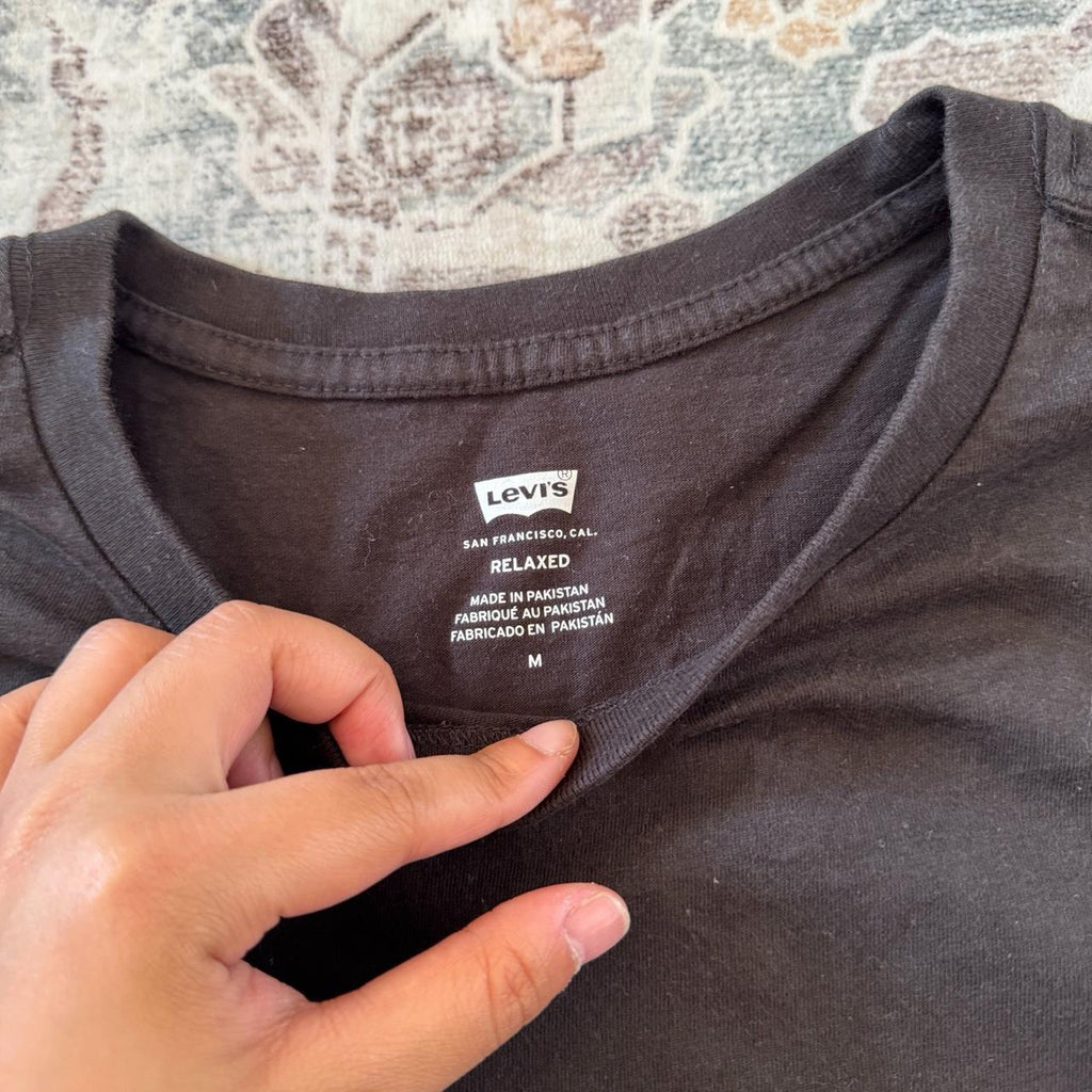 Levi's Relaxed Fit T-Shirt in Black with Red Logo Size M