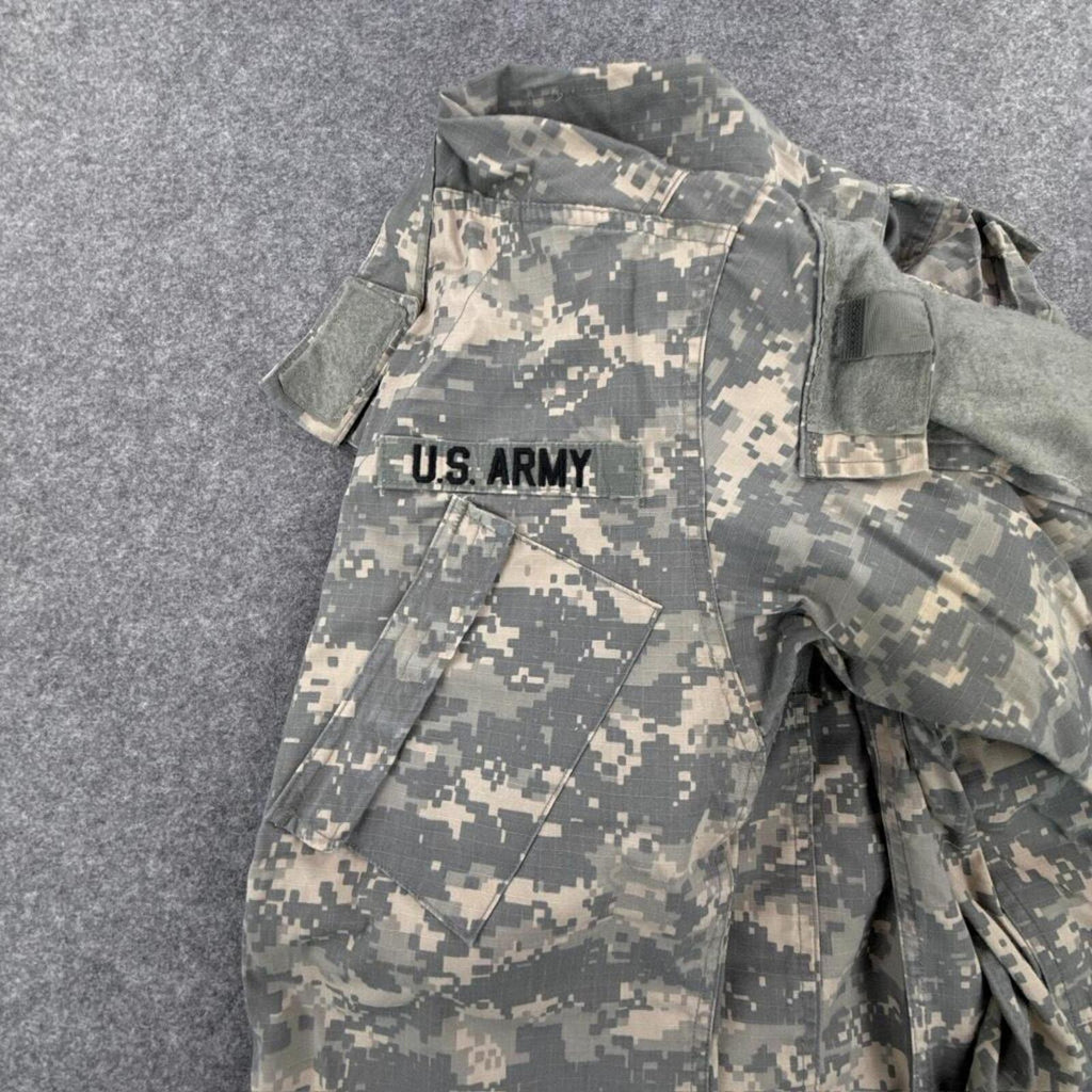 US Army camouflage shirt with 2 chest pockets and 2 sleeve pockets