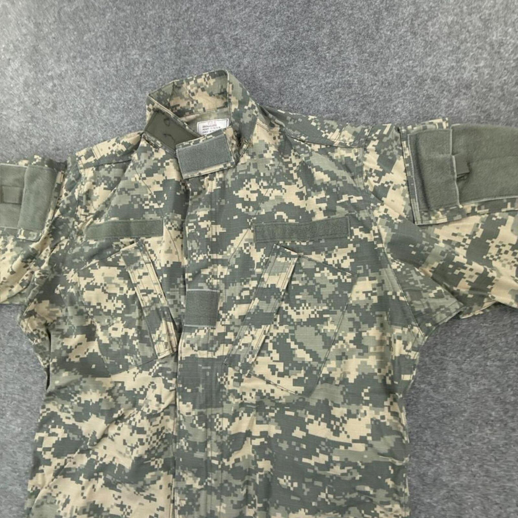 Khaki and green camo jacket with multiple pockets #camouflage