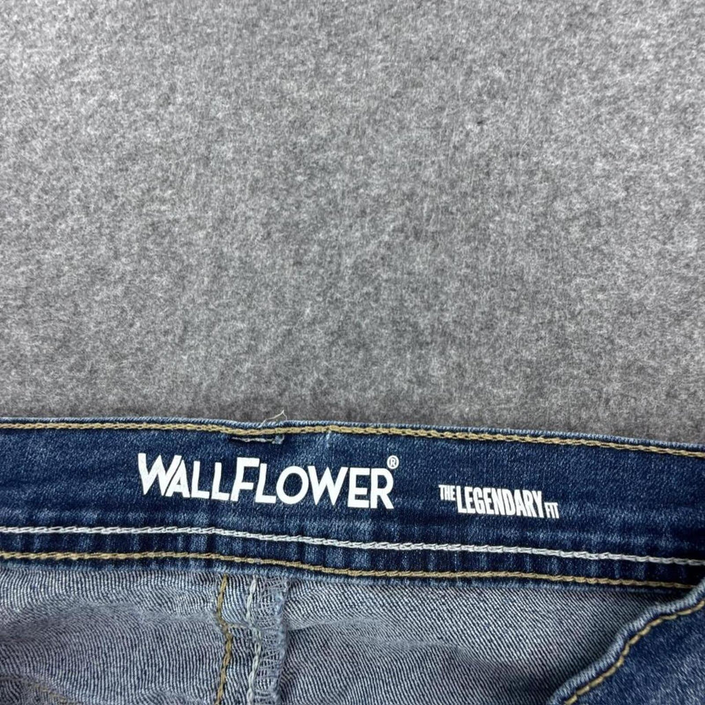 Wallflower Y2K women's low-rise bootcut jeans in medium wash #bootcutjeans