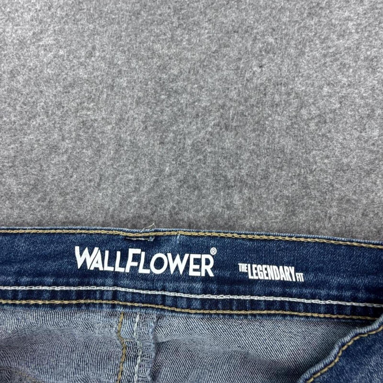 Wallflower Y2K women's low-rise bootcut jeans in medium wash #bootcutjeans