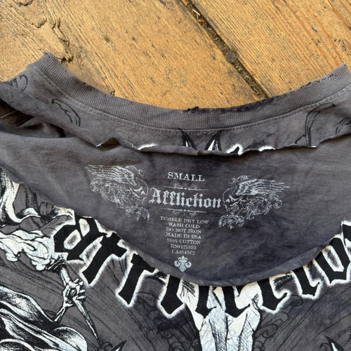 Affliction Cut-out Distressed Cross Graphic Tee in Gray Size S