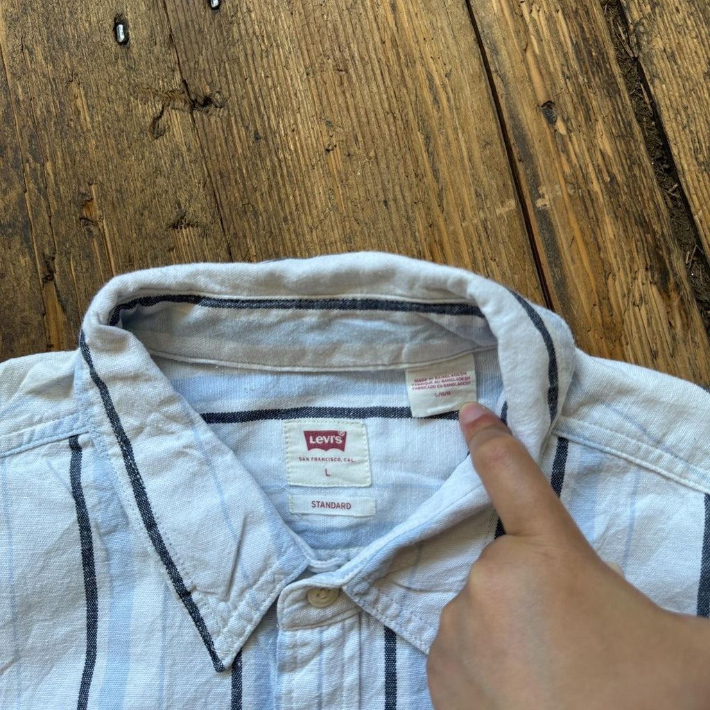 Levi's Standard Fit White and Blue Striped Button-up Short-sleeved Shirt Size L