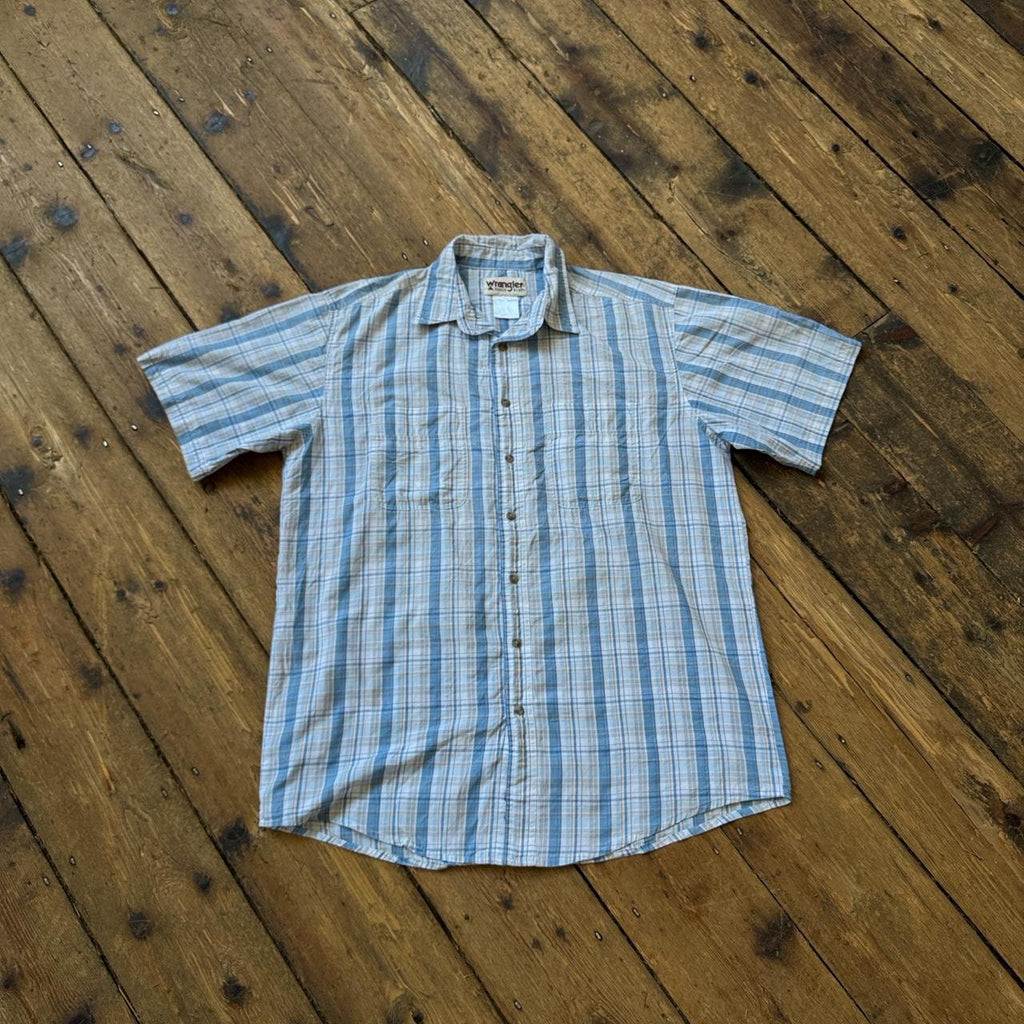 Wrangler Rugged Wear Light Blue and White Plaid Button-up Short-sleeved Shirt