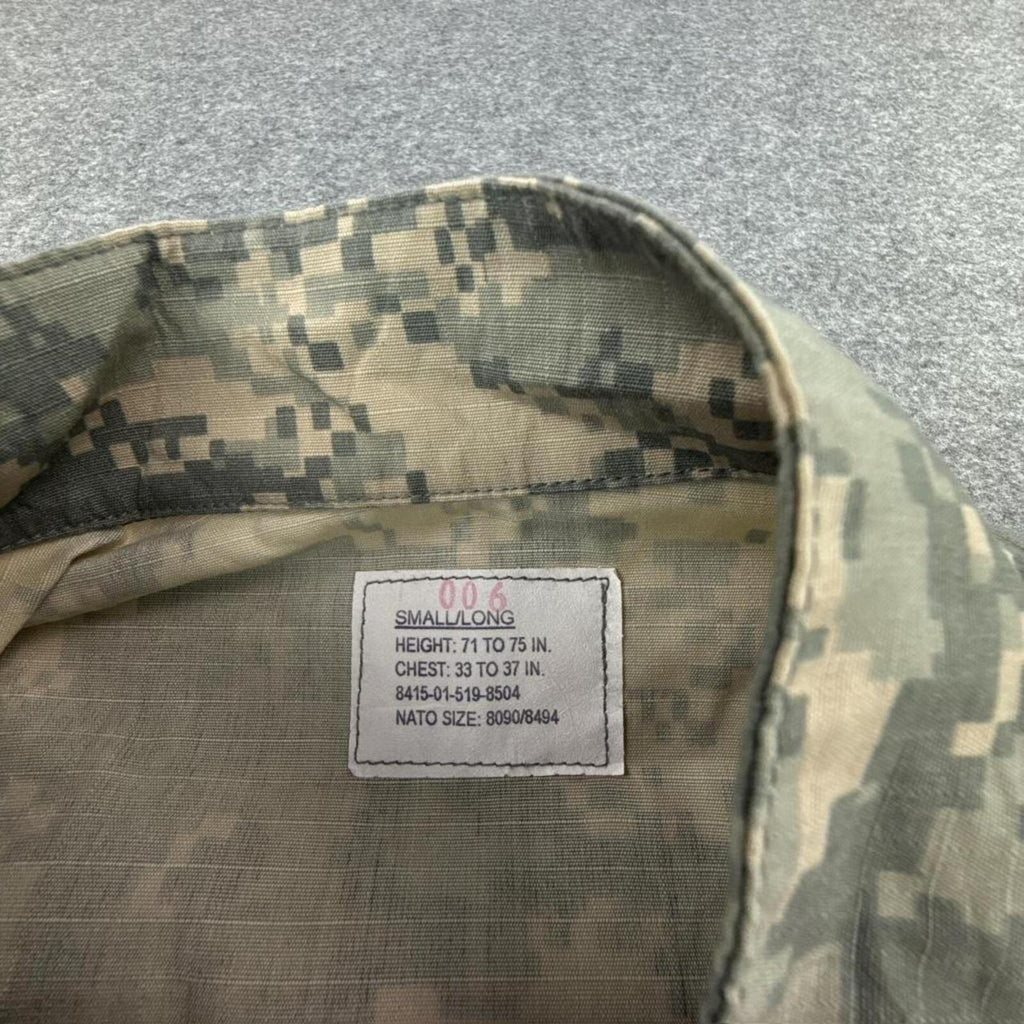 Khaki and green camo jacket with multiple pockets #camouflage