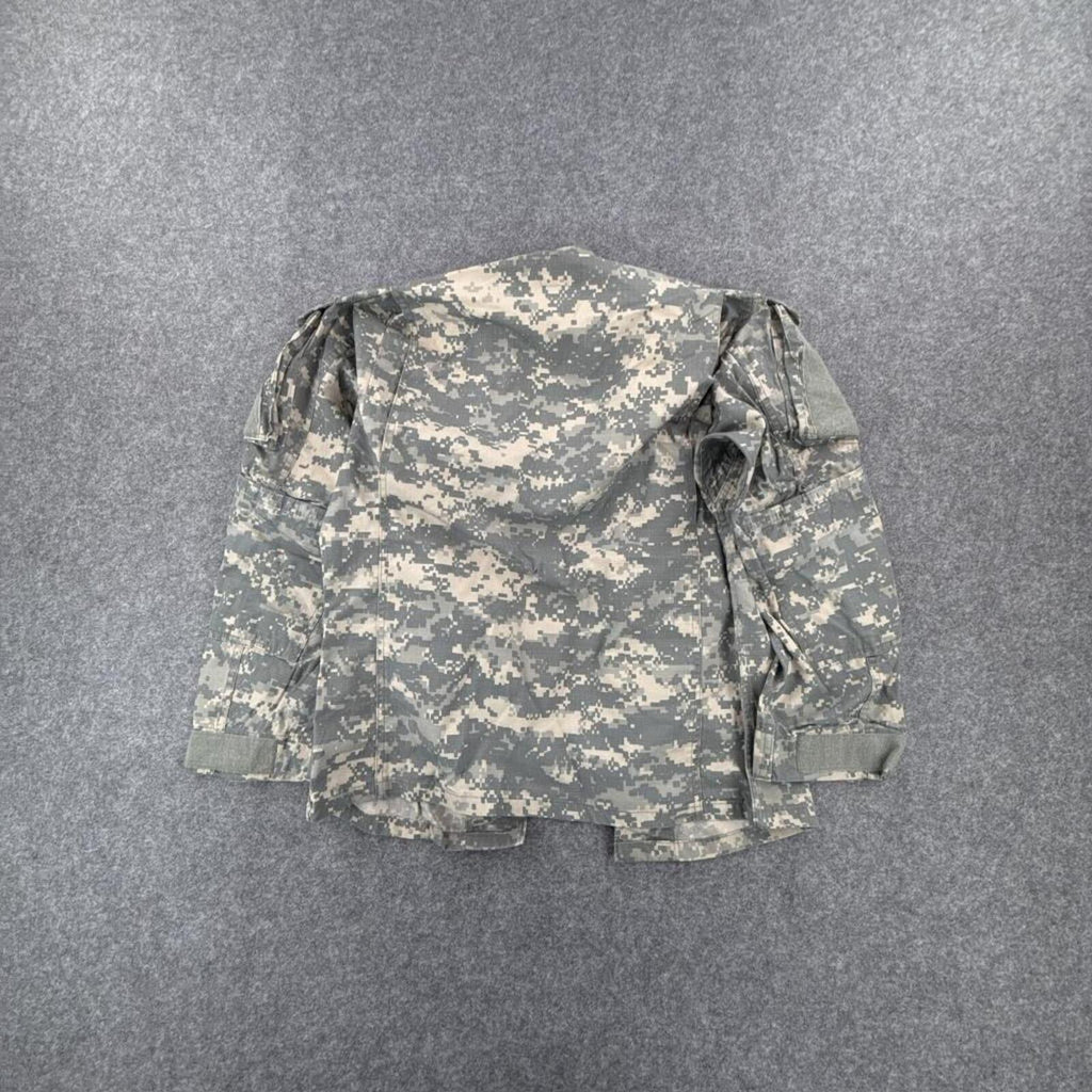 US Army camouflage shirt with 2 chest pockets and 2 sleeve pockets