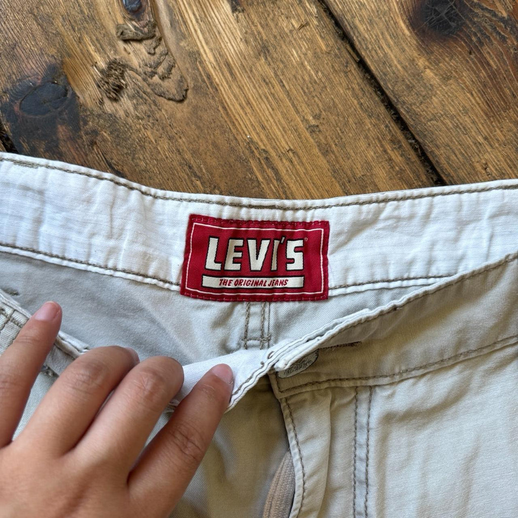 Levi's The Original Jeans Cargo Shorts in Ivory W36