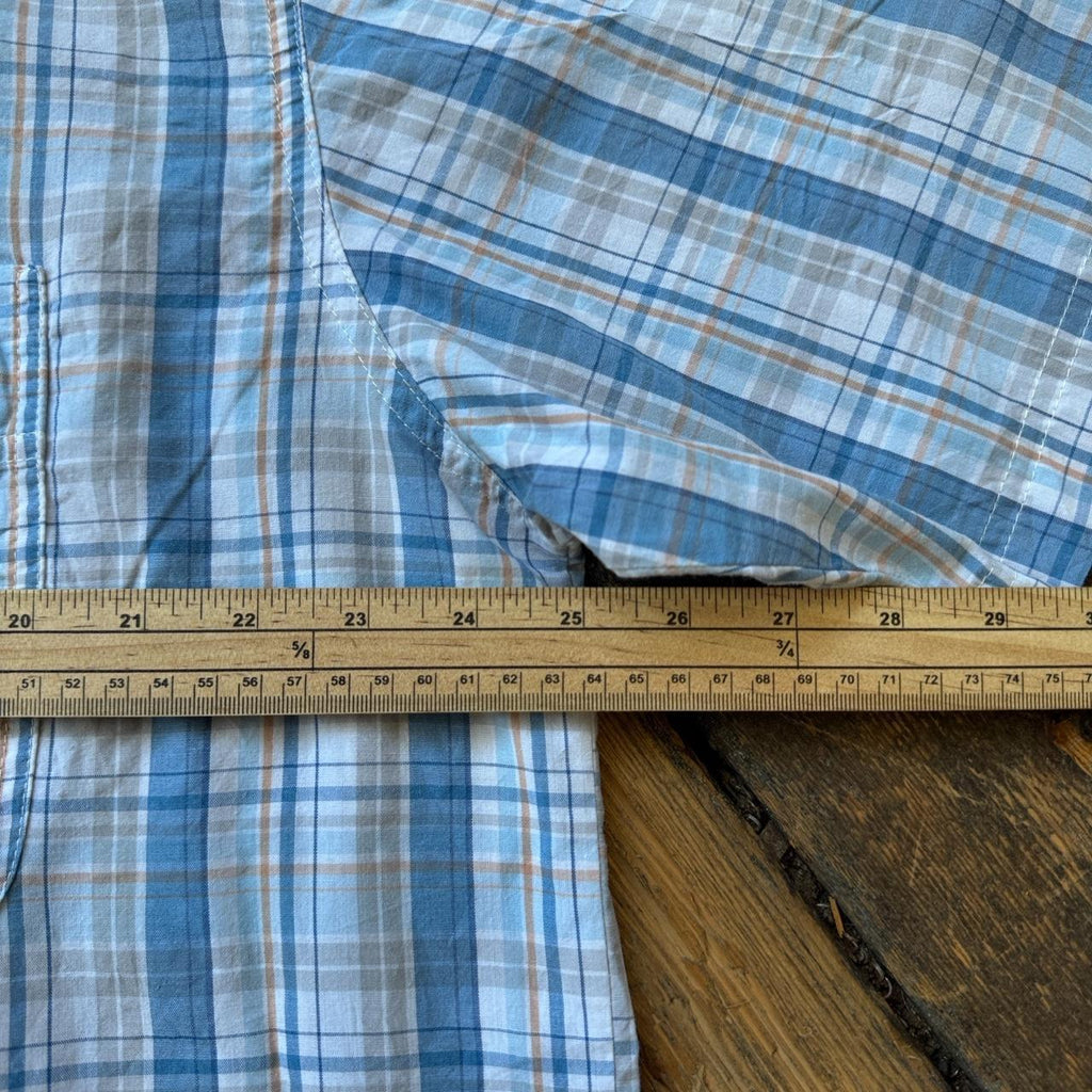 Wrangler Rugged Wear Light Blue and White Plaid Button-up Short-sleeved Shirt