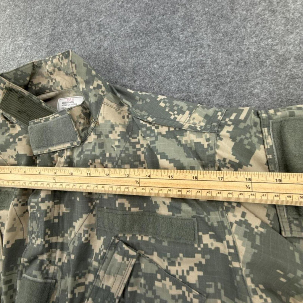 Khaki and green camo jacket with multiple pockets #camouflage